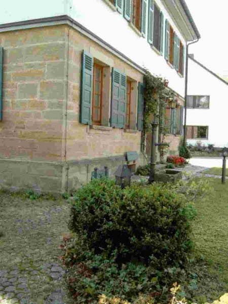 Haus Hafelden Brunnen vor dem Haus
